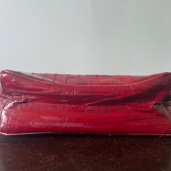 Elegant Red Leather Shoulder Bag - Picture 7 of 8